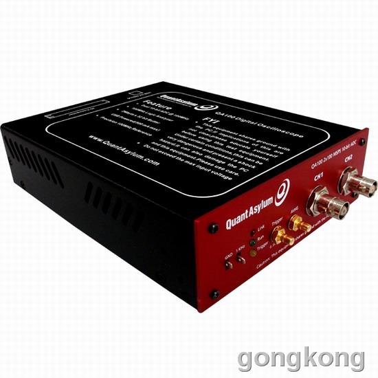 QA100是速准科技最新推出多功能虚拟示波器,揉合了日常电路调试过程中所需的信号产生、测量等多种功能。其构建了一个功能强大的闭环测试系统,既有信号发生器产生模拟信号的激励,亦有数字、模拟信号的检测,且逻辑分析仪还嵌入了常用信号的协议分析功能。 五种功能有机地结合在一起,功能模块间可协同工作,控制简单,观测方便, 在有效地节约实验台面积的同时,也为信号调试提供了极具性价比的仪器解决方案。作为一款虚拟仪器,其充分利用了上位机强大的数据处理能力,为用户预留二次开发的程序接口。 QA100USB混合信号仪器,是