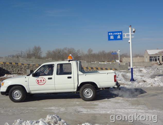 科目二考试内容包括: (一)大型客车、牵引车、城市公交车、中型客车、大型货车考试桩考、坡道定点停车和起步、侧方停车、通过单边桥、曲线行驶、直角转弯、通过限宽门、通过连续障碍、起伏路行驶、窄路掉头,以及模拟高速公路、连续急弯山区路、隧道、雨(雾)天、湿滑路、紧急情况处置; (二)小型汽车、小型自动挡汽车、残疾人专用小型自动挡载客汽车和低速载货汽车考试倒车入库、坡道定点停车和起步、侧方停车、曲线行驶、直角转弯; (三)三轮汽车、普通三轮摩托车、普通二轮摩托车和轻便摩托车考试桩考、坡道定点停车和起步