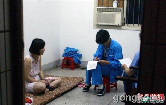 6月24日晚10点15分,武汉市第一看守所,普通女犯帮助毒贩死刑犯李菊花
