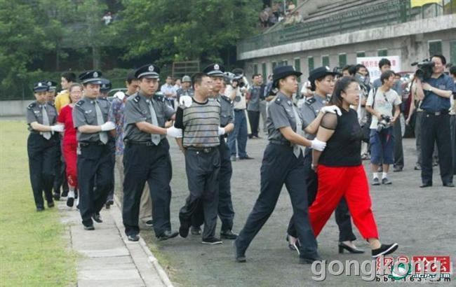 6月25日早晨,湖北武汉公判现场,死囚们被押赴刑场.