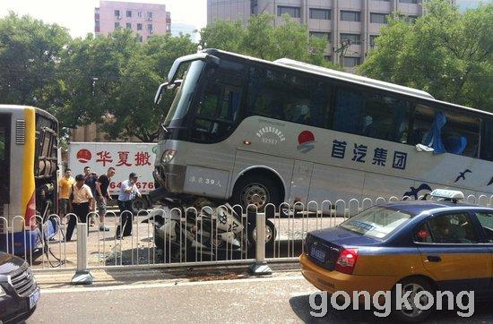 最牛首都汽车公司的大巴车直接碾压交警巡逻车--警察很可怜